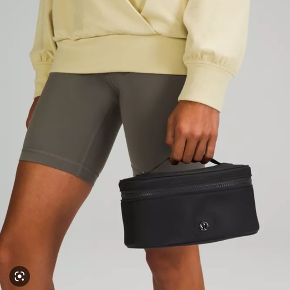 Lululemon Cosmetic/Toiletry Bag - Oval Top-Access Kit 3.5L - Picture 3 of 4